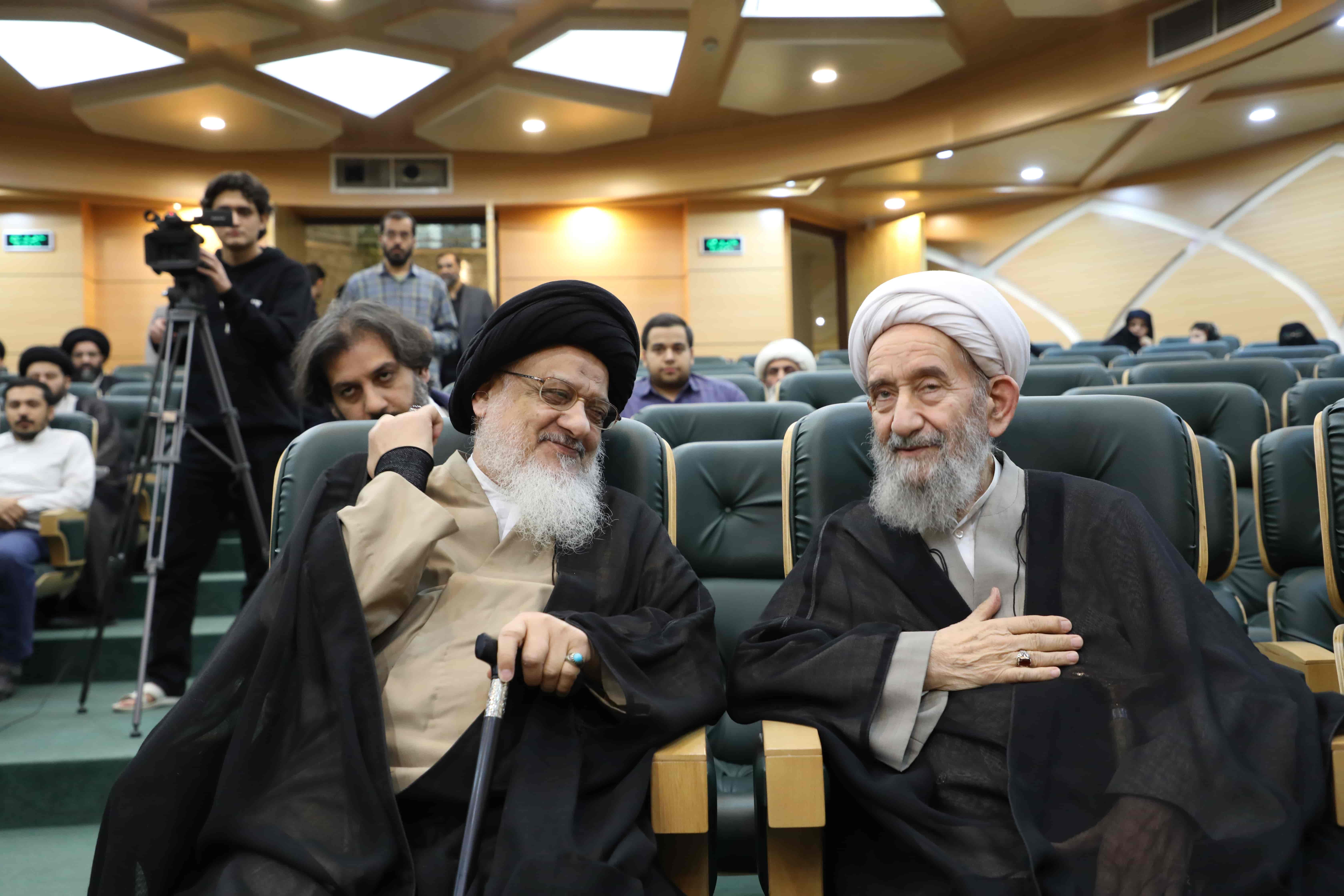 رونمایی از کتاب تقابل در مدیریت میراث نبوی