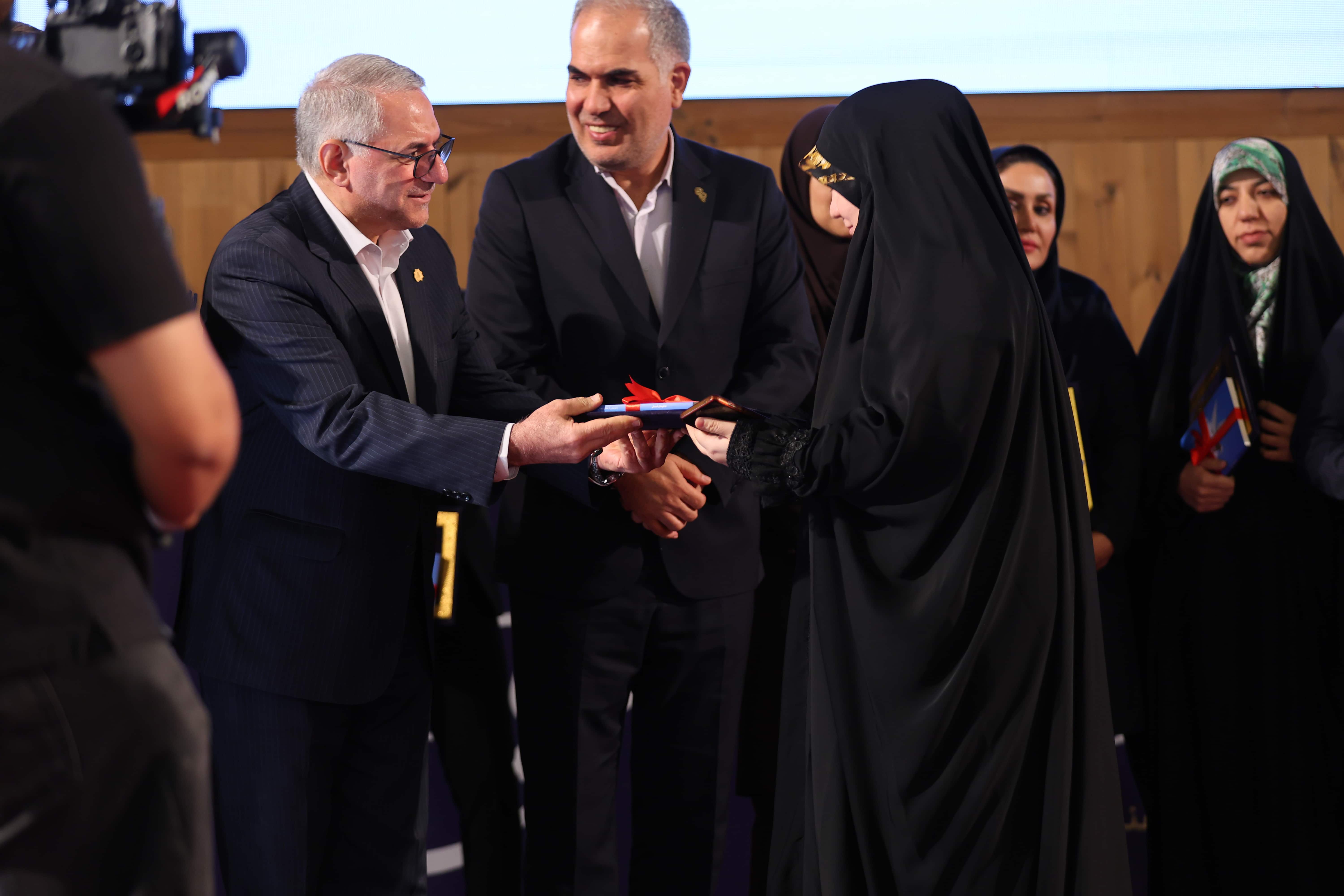 رونمایی از کتاب "خاطره‌های آسمانی"