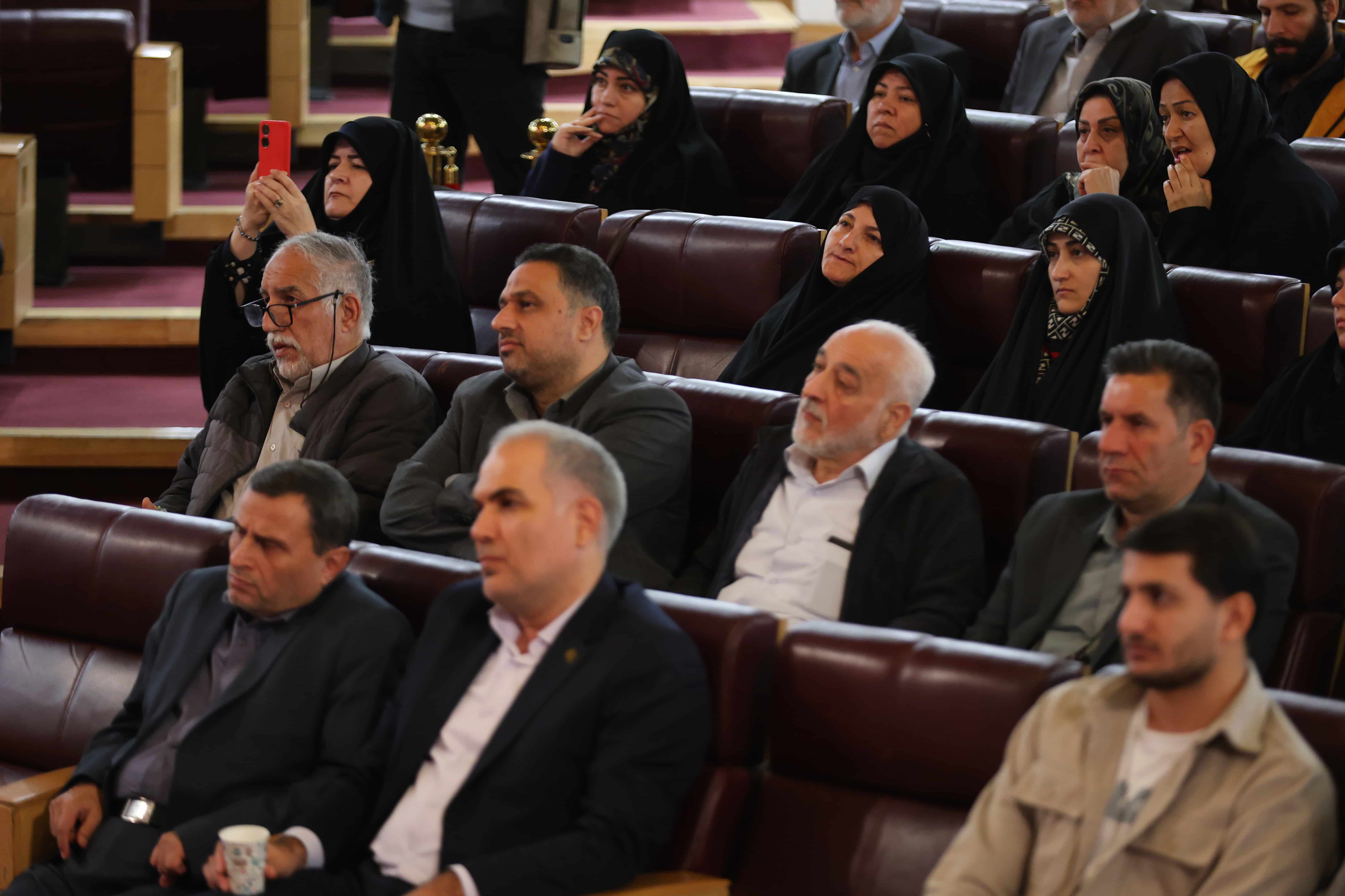 رونمایی از کتاب "خاطره‌های آسمانی"